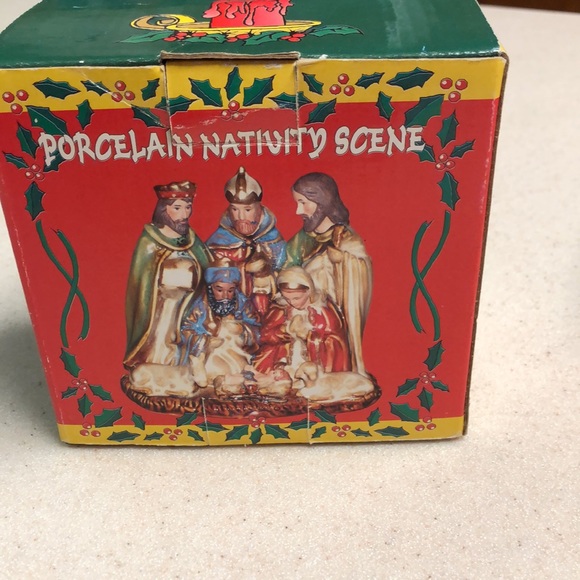2- Christmas mug and one piece porcelain nativity scene - Picture 2 of 9